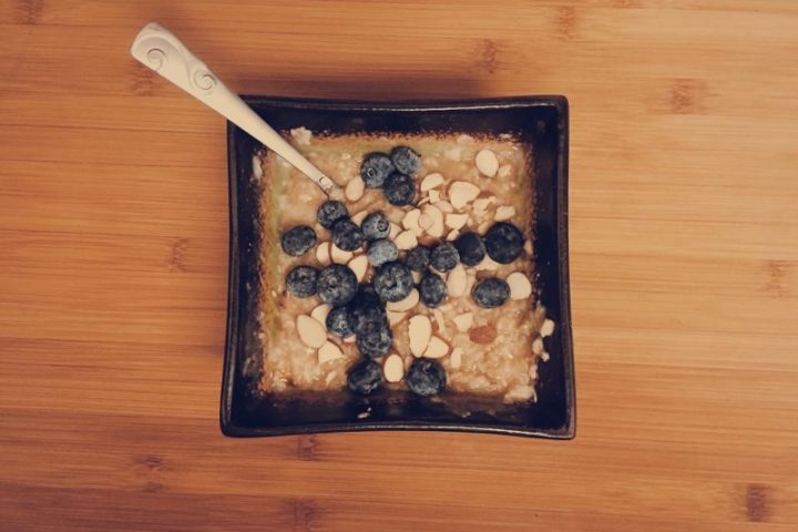 Bowl of high-fiber oatmeal with blueberries and almonds, representing fiber supplements and weight management