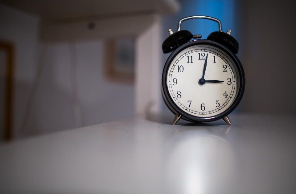 Social Jet Lag: How Weekend Sleep Schedules Throw Off Your Body Clock