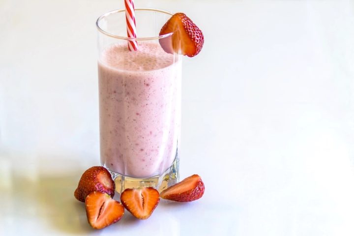 Kefir vs Yogurt: The Case for the Drinkable Ferment