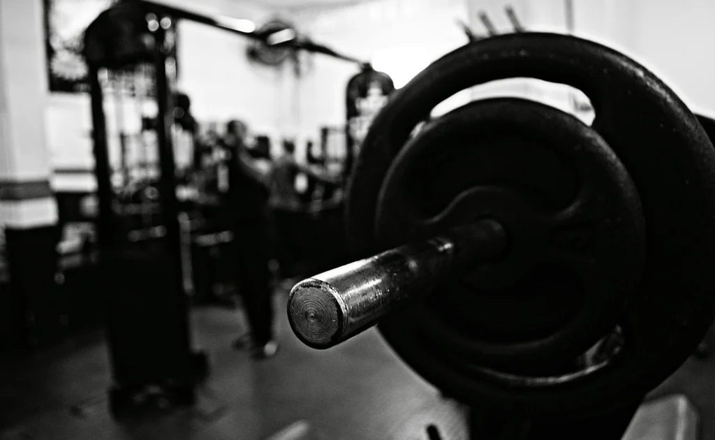 Wrist Wraps, Straps, and Belts: When Gym Gear Helps vs Hides a Weakness