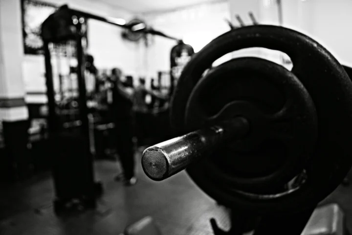 Wrist Wraps, Straps, and Belts: When Gym Gear Helps vs Hides a Weakness